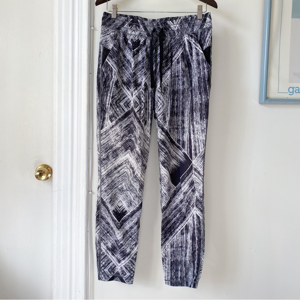 EUC Lululemon Women’s Namaskar Pant II Joggers - size 6 - Heat Wave White Black